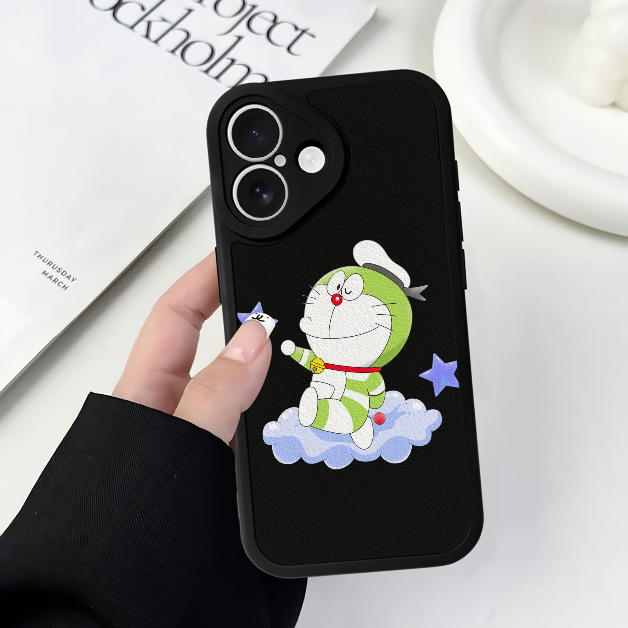 （画像用） ドラえもん Doraemon 【iPhone 16シリーズ対応】シリコンスマホケース（レザー調） 材質：シリコン